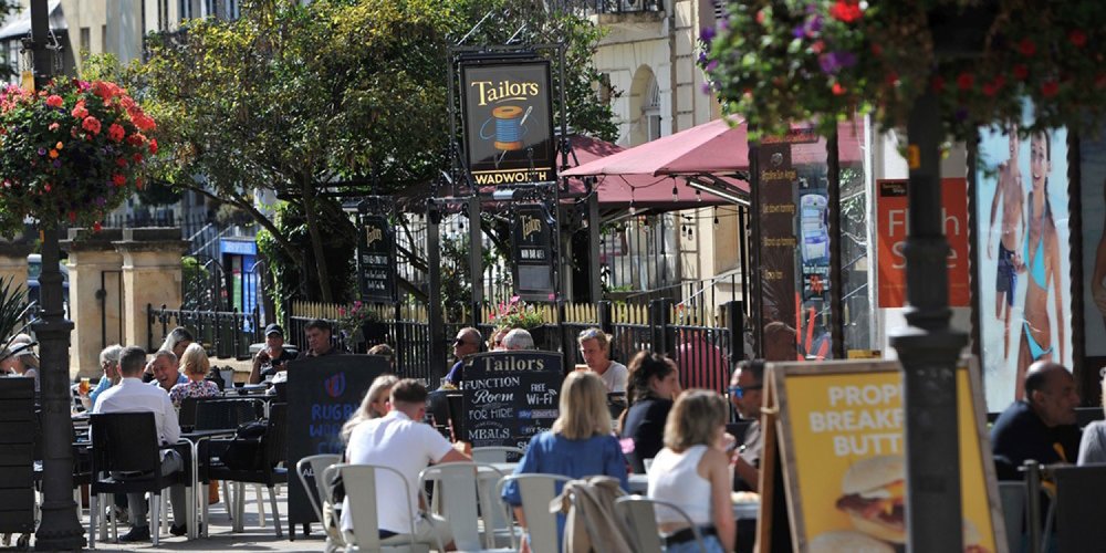 Tailors in Cheltenham wins Horseracing Pub of the Year